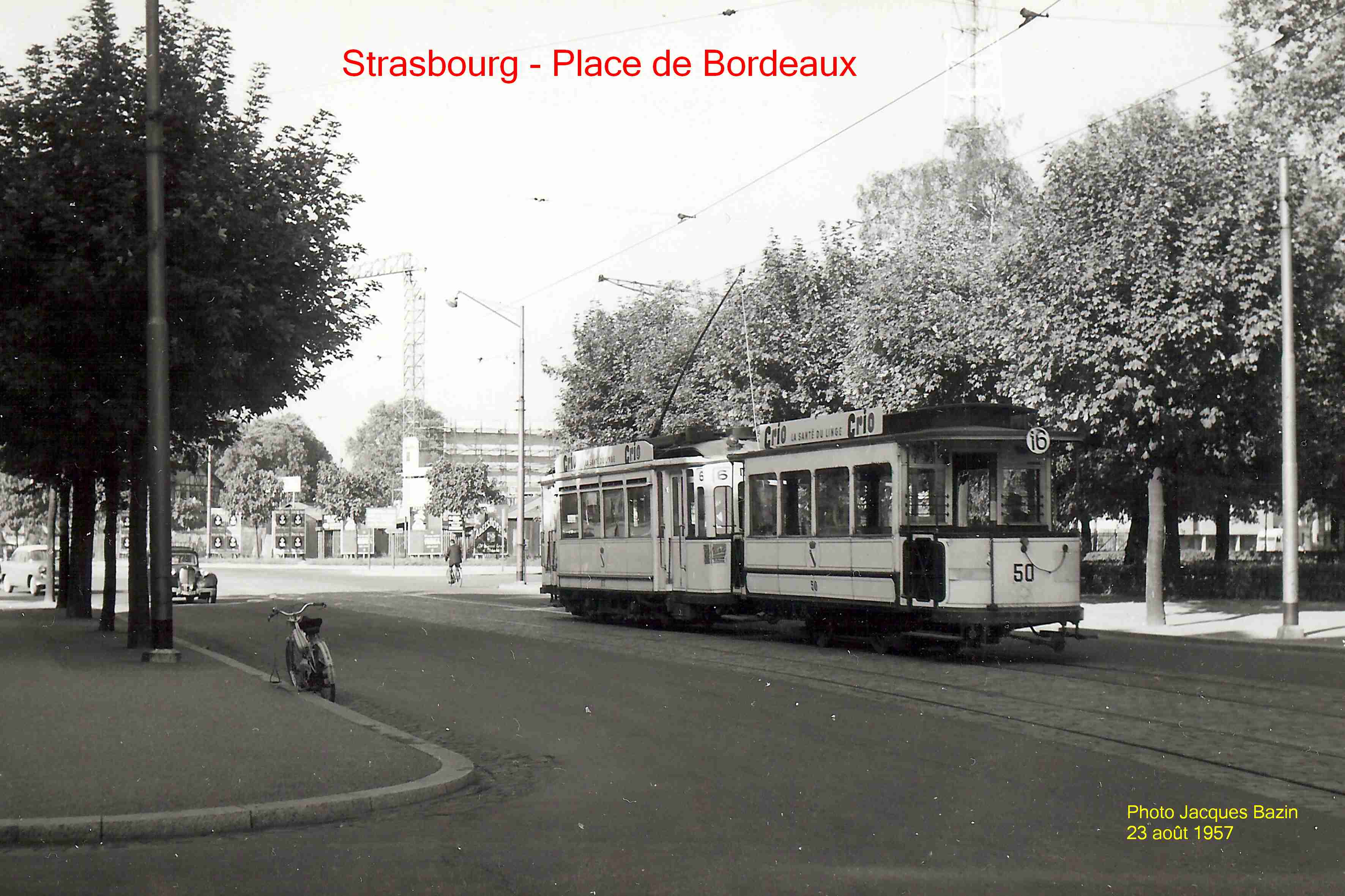 Une motrice et une remorque de la ligne 16, Place de Bordeaux.